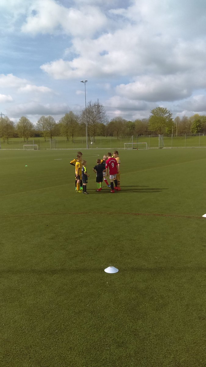 Baldock Soccer School talking tactics before taking part in a competition this morning @CambridgeUYD  👊 #teamwork