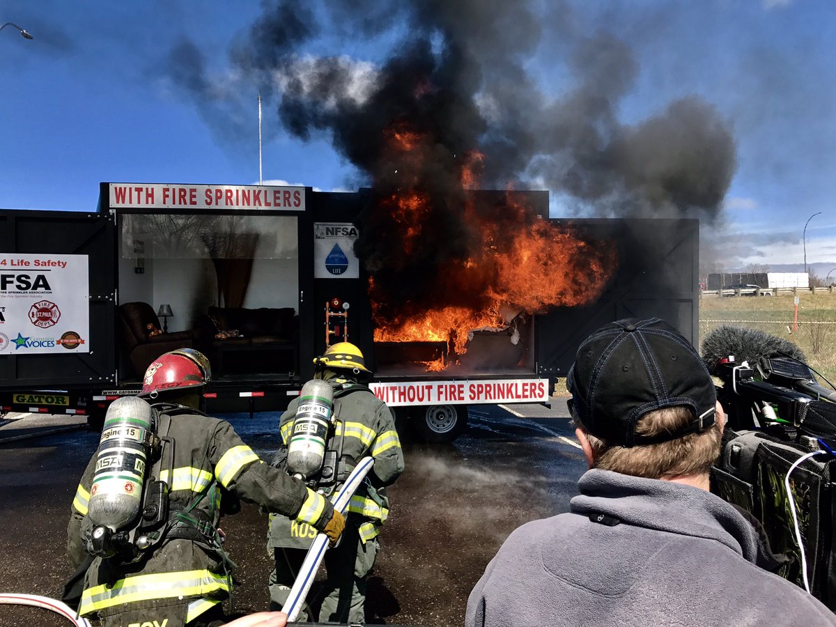 vickiep4's tweet photo. @NFSAorg #MNChapter trailer is dedicated! #flashover in 2min 55sec #fireisfast #fastestwater needed @MnDPS_SFM @NFPA_FSI @HFSCorg @chiefrays https://t.co/x6AE74qw2V