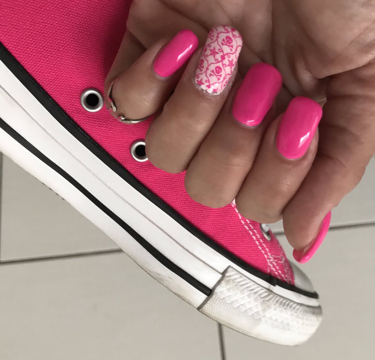 Iniki1812's tweet photo. Oh my God! #I_love_it !!! #Think_pink baby!!! 👩🏼‍🎤🤘🏻 https://t.co/XL6yko04hq