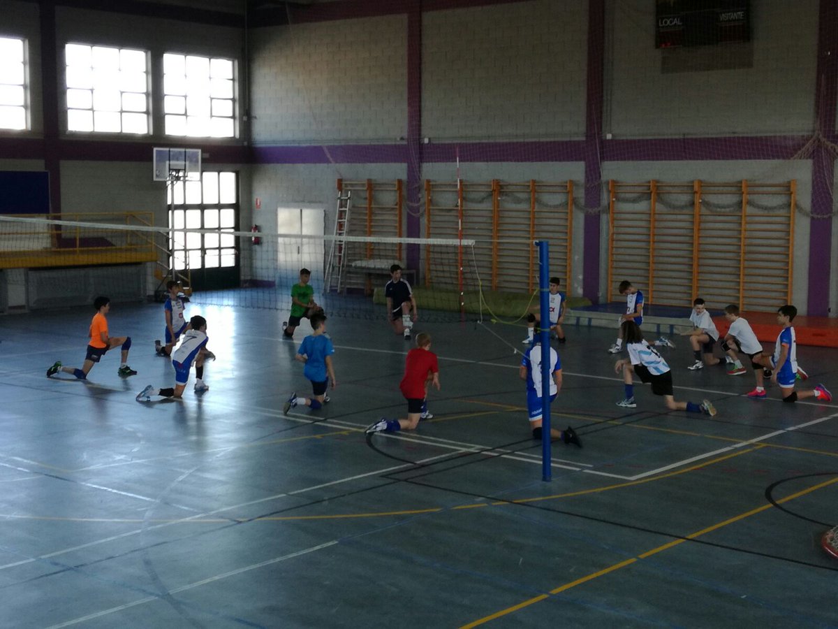 VoleiGalego's tweet photo. As #SelecciónsGalegasVolei masculinas adestran dende onte en #CabanadeBergantiños para preparar o #CESAVB17! #Aláimos #aportodas #canteira https://t.co/A6iDMPi1u8