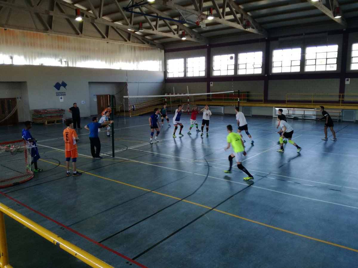 VoleiGalego's tweet photo. As #SelecciónsGalegasVolei masculinas adestran dende onte en #CabanadeBergantiños para preparar o #CESAVB17! #Aláimos #aportodas #canteira https://t.co/A6iDMPi1u8
