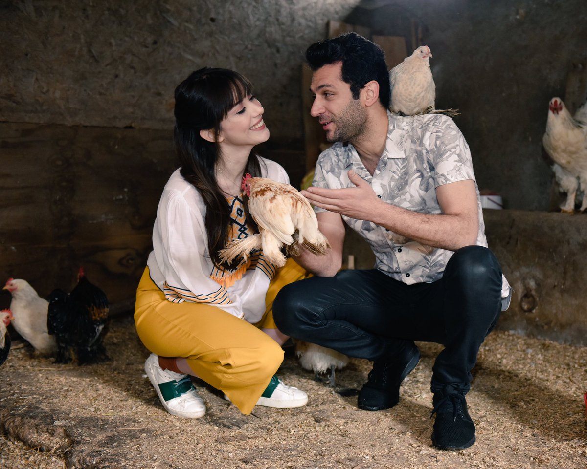 ilkopucukfilm's tweet photo. Güzelliklerin bitmediği bir settir İlk Öpücük 💋 🐔
#ilköpücükfilm #MuratYıldırım #ÖzgeGürel #firstkiss #luckyredfilms https://t.co/TEVjZqhmvz