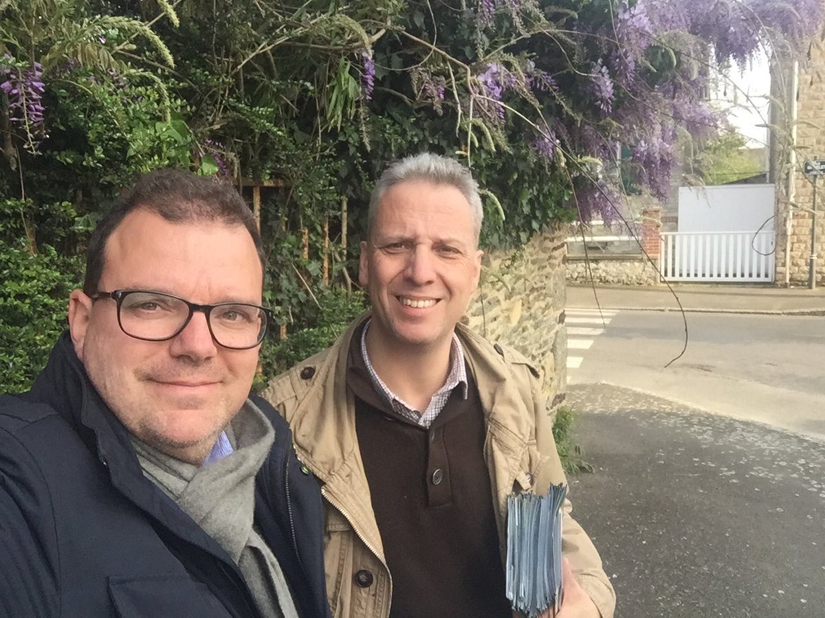 PLOUVIERB's tweet photo. Porte à porte sous les glycines du quartier Jeanne d'Arc avec mon collègue @acressard #Rennes #Fillon2017 #JevoteFillon #Circo3502 https://t.co/UQ8HmbFm5V