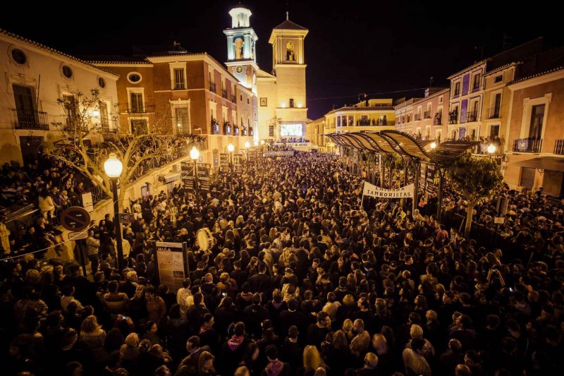 Esta noche se celebra una de las noches de Semana Santa más espectaculares de toda España: la tamborada de Mula. ¡Merece la pena vivirla! 🥁