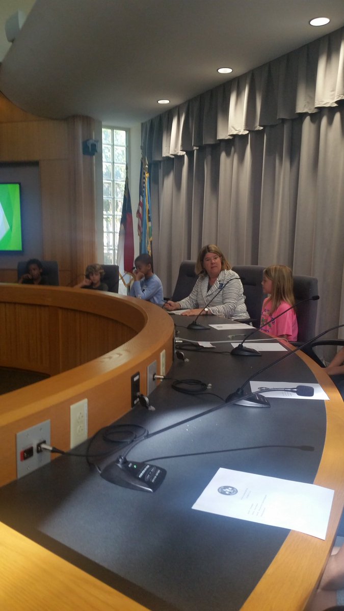 Enjoyed talking about local govt with the 112 <a href="/MGEGeckos/">Morris Grove</a> third graders who visited #ChapelHill Town Hall today. <a href="/chccs/">Chapel Hill-Carrboro City Schools</a>
