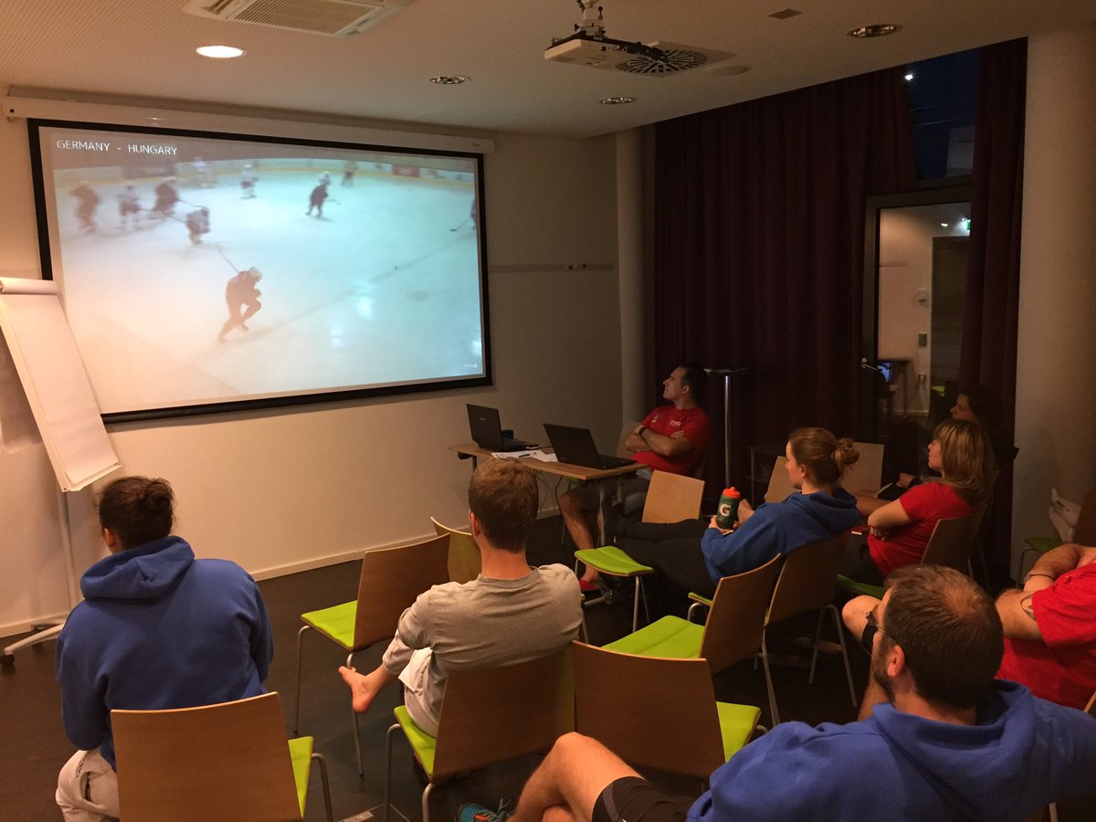 Devant le match de nos U18 <a href="/Hockey_FRA/">Équipes de France Hockey 🏒</a>🏒🥅
Allez les gars 💪🏻#HockeyFamily