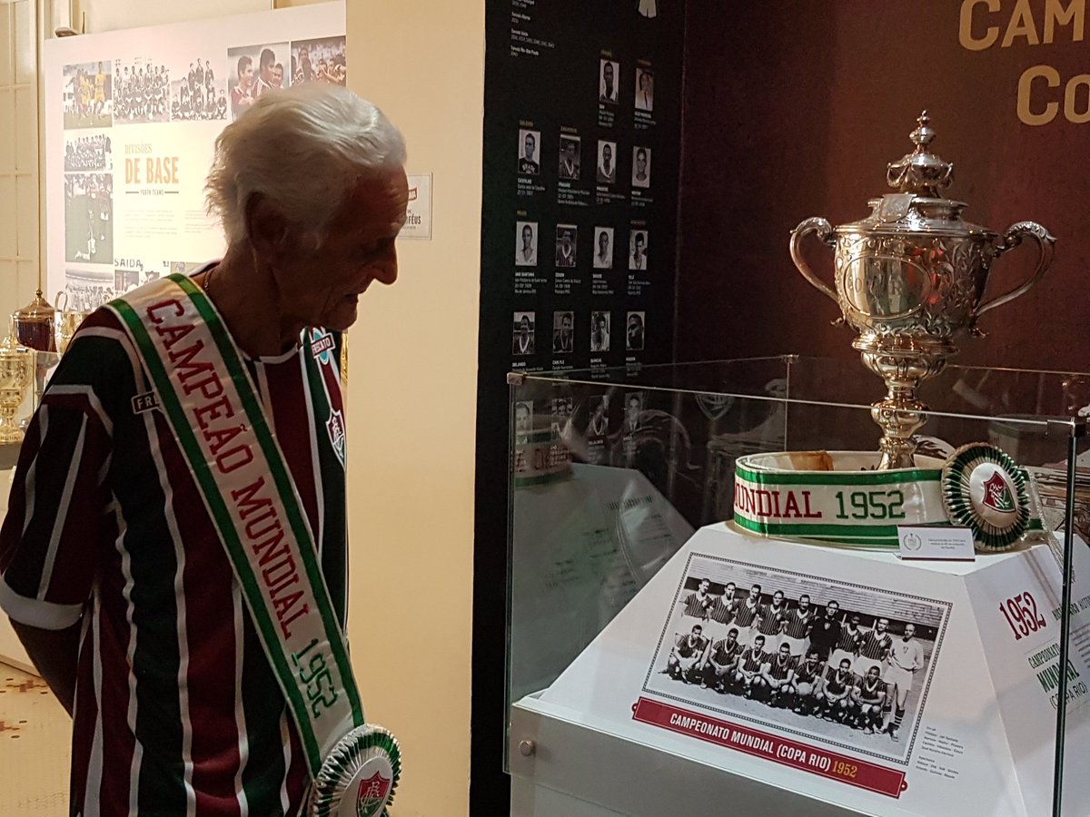 NETFLU on X: Zagueiro campeão mundial de 1952 faz visita à Sala de Troféus  do Fluminense:   / X