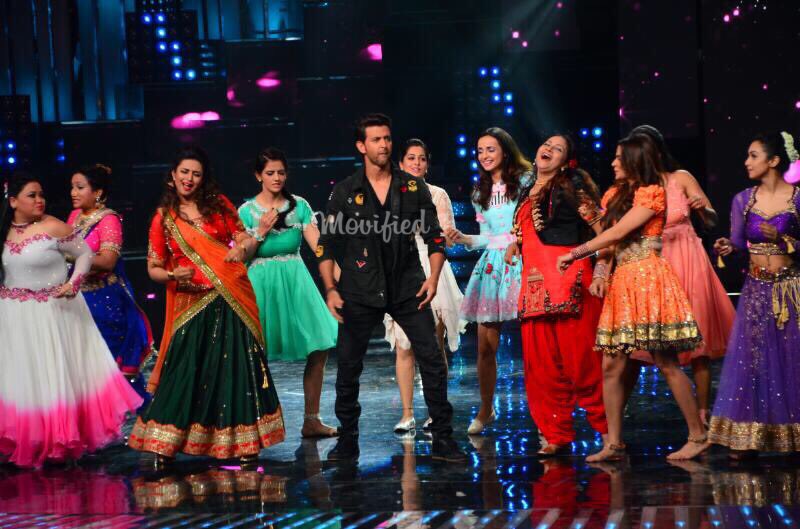 Movified Bollywood (@movifiedbolly) on Twitter photo .<a href="/iHrithik/">Hrithik Roshan</a> on the sets of #NachBaliye8. #HrithikRoshan
movified.com/hrithik-roshan… .<a href="/iHrithik/">Hrithik Roshan</a> on the sets of #NachBaliye8. #HrithikRoshan
movified.com/hrithik-roshan…