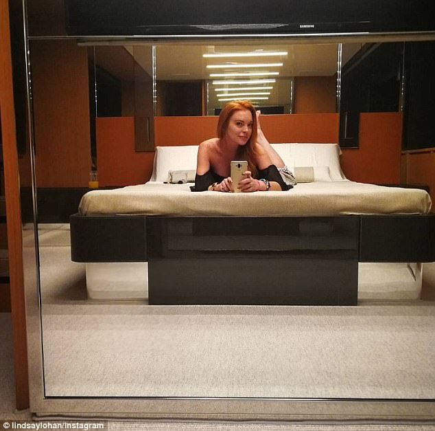 Enty On Twitter Lindsay Lohan Yachting And Wants You To