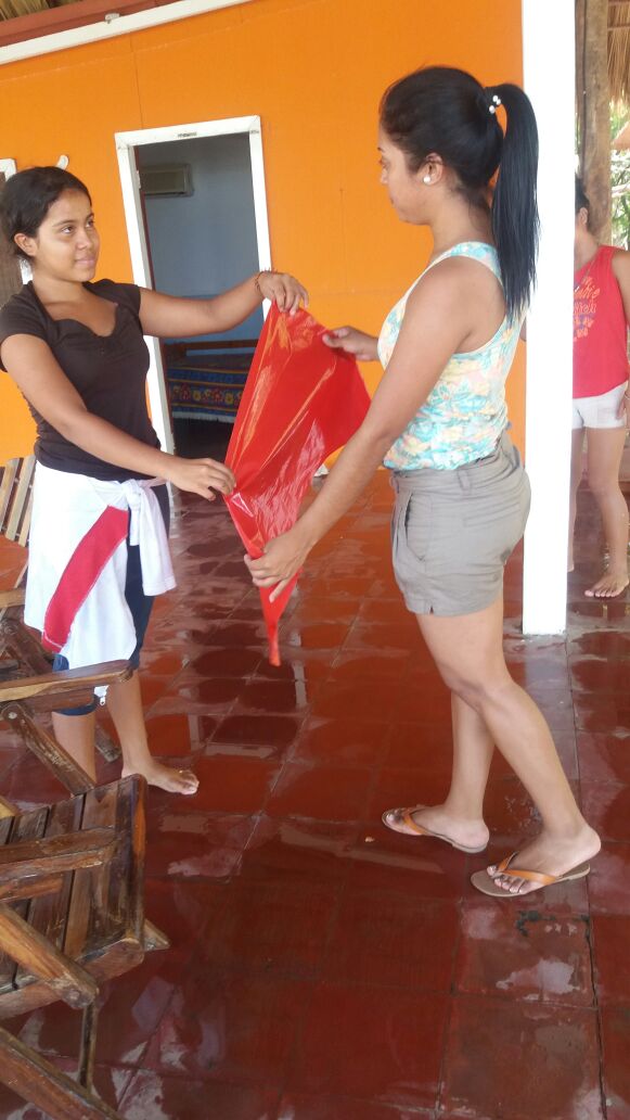 JS19JManagua's tweet photo. Jornada de Limpieza de costas y concientizacion a comerciantes con entrega de bolsas para evitar basura en Playa San Diego #NICAVERANOSEGURO https://t.co/mQxQY7xsp4