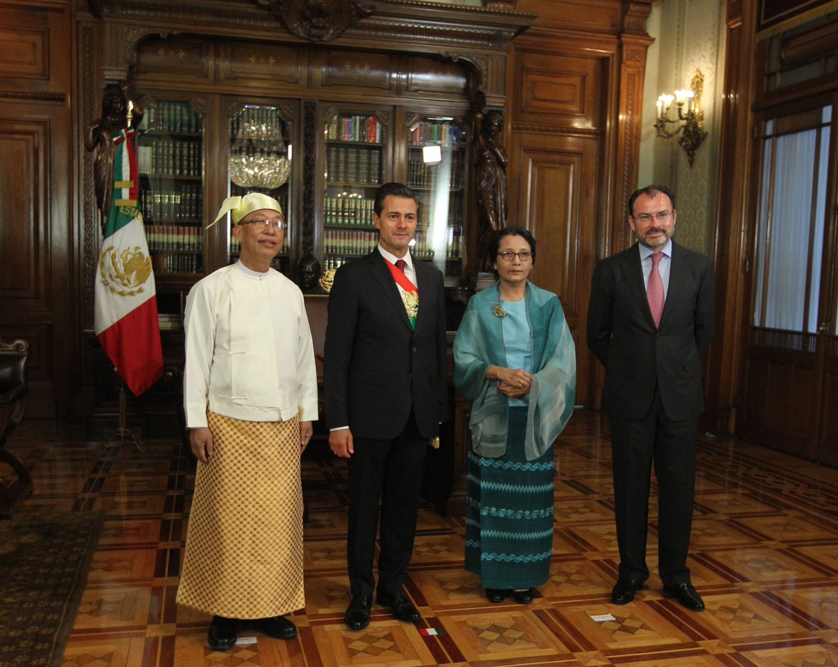 Entregaron Cartas Credenciales al Presidente <a href="/EPN/">Enrique Peña Nieto</a>, los nuevos Embajadores, Haris Hrle, de #Bosnia, y Hau Do Suan, de #Myanmar en #México.