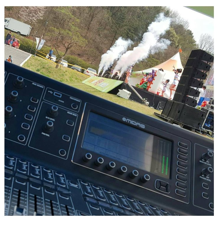 MIDASconsoles's tweet photo. #techtuesday โ
Query, which do you fancy more? Outdoor mixing or indoor?#midasmixing #midasconsoles ๐ทby: @winlove1404 https://t.co/F77oYtK0Qs