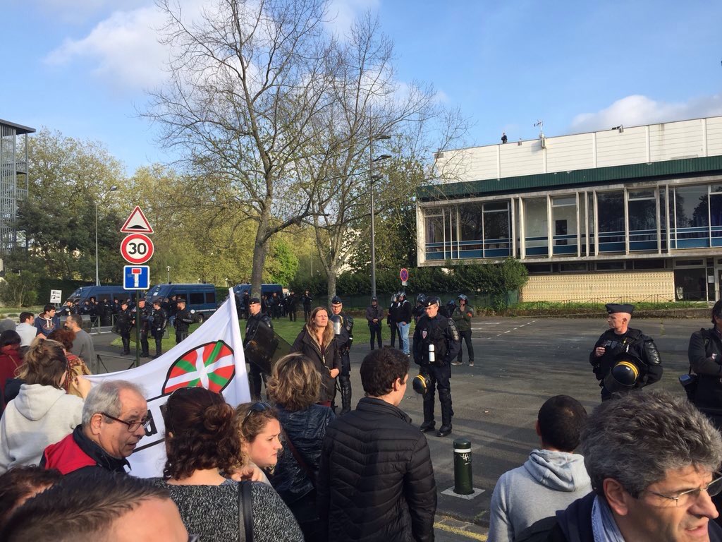 Antifaxismoa's tweet photo. Menuda basura de información @eitbNoticias sobre la movilización en #Baiona contra el mitin fascista del #FrenteNacional  #FCKfn
Lamentable https://t.co/boTBTcaHg1