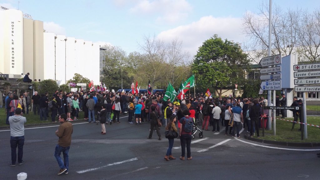 Antifaxismoa's tweet photo. Menuda basura de información @eitbNoticias sobre la movilización en #Baiona contra el mitin fascista del #FrenteNacional  #FCKfn
Lamentable https://t.co/boTBTcaHg1