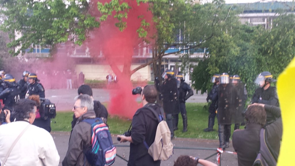 Antifaxismoa's tweet photo. Menuda basura de información @eitbNoticias sobre la movilización en #Baiona contra el mitin fascista del #FrenteNacional  #FCKfn
Lamentable https://t.co/boTBTcaHg1