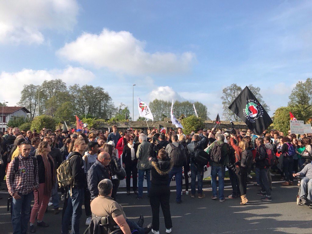 Antifaxismoa's tweet photo. Menuda basura de información @eitbNoticias sobre la movilización en #Baiona contra el mitin fascista del #FrenteNacional  #FCKfn
Lamentable https://t.co/boTBTcaHg1