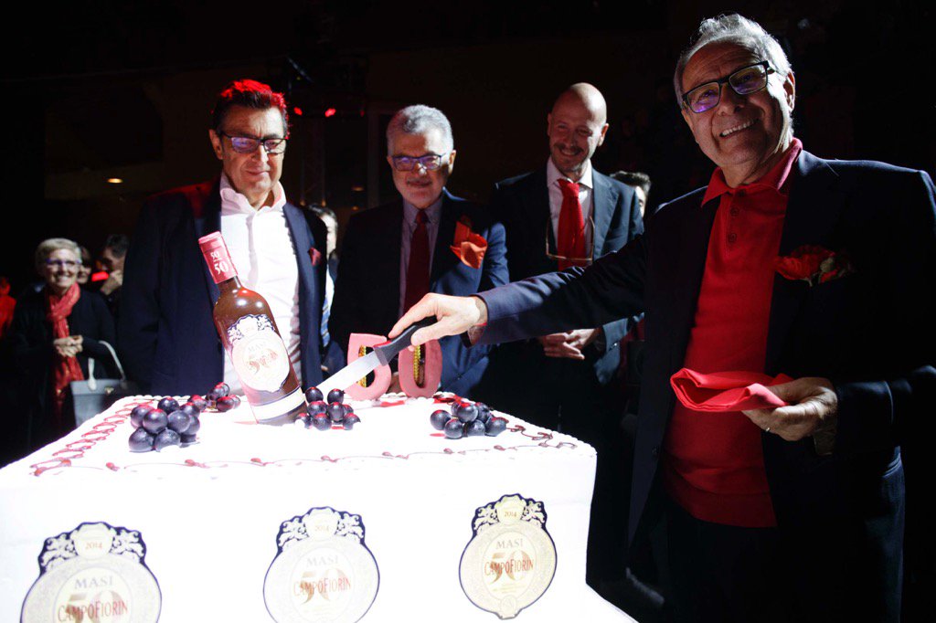 MasiWines's tweet photo. RT @WineNewsIt: #Vinitaly2017: party @MrAmaroneMasi con #torta #Campofiorin50 iconica etichetta #ItalianWineStyle https://t.co/mKVspHDrgA