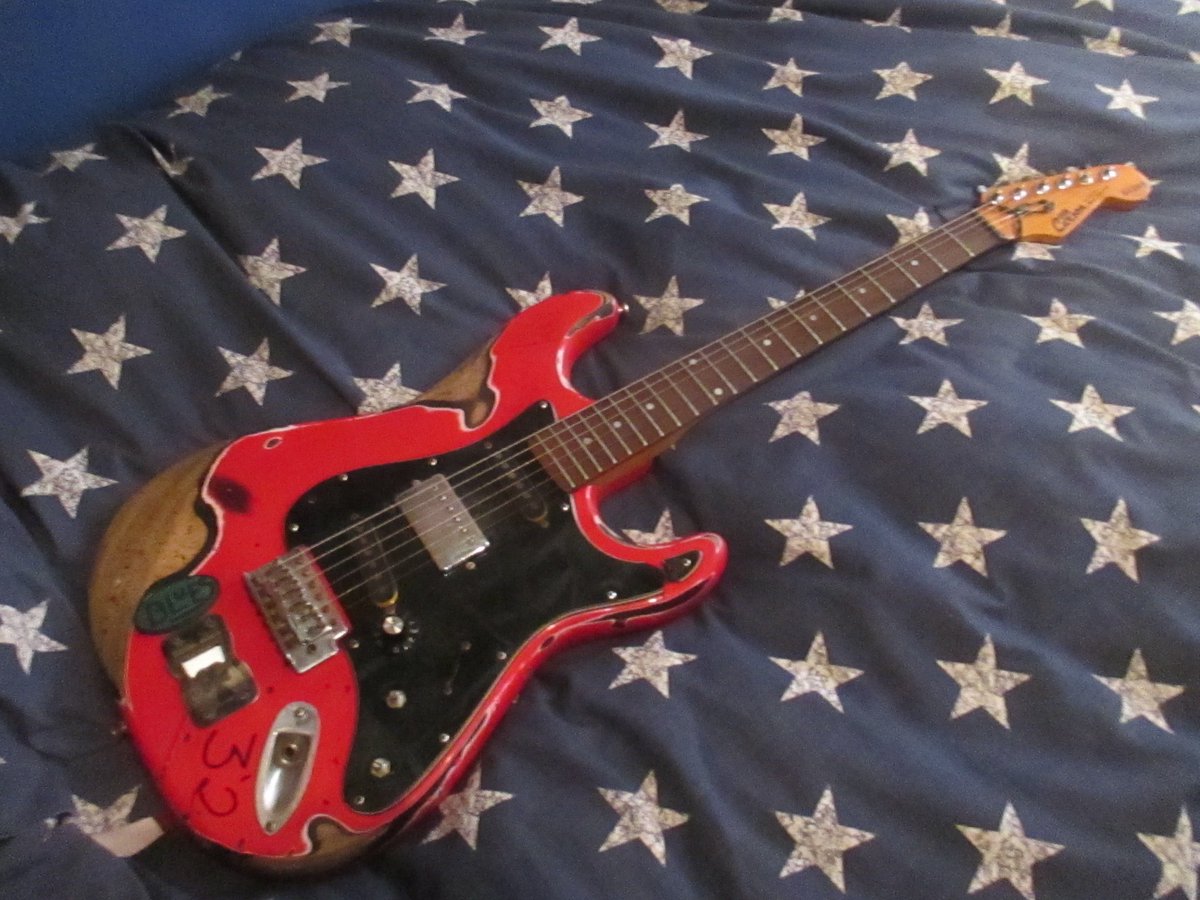 HughBasant's tweet photo. CarsonPro (encontrada en la basura) modificada, pastilla del medio de mi Hamer #carsonpro #guitar #hamer #rareguitars #relicguitars #hamer https://t.co/TPpnyEhrDI