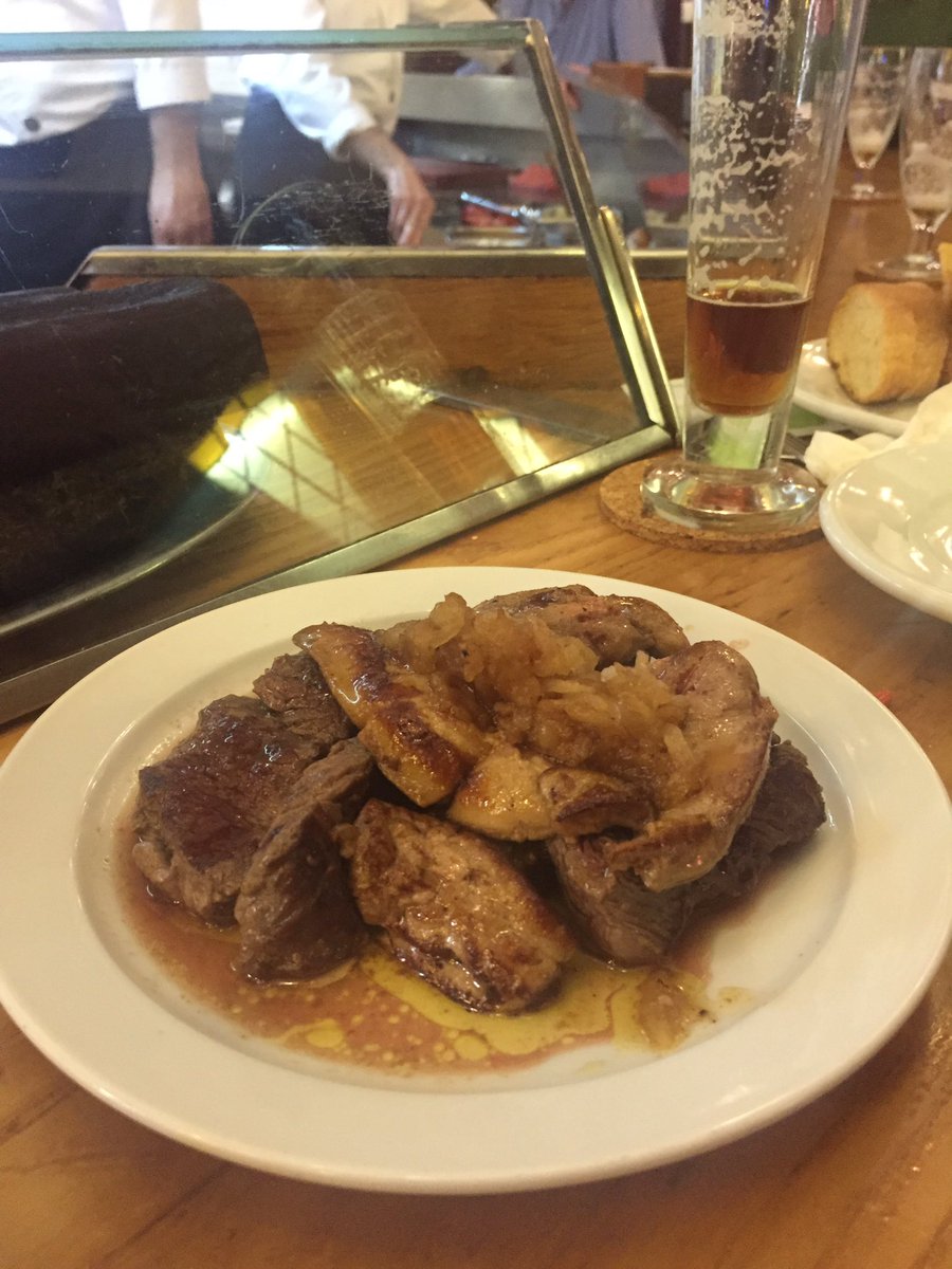 Sin duda, una de las mejores barras de Barcelona: El vaso de oro y este solomillo con cebolla pochada y foie