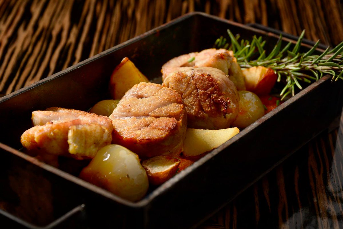 Caja de hierro "Morena" 
Va al fuego directo, parrilla, brasa, horno, etc.
Cocinás y lo presentás ahí mismo. Golazo!