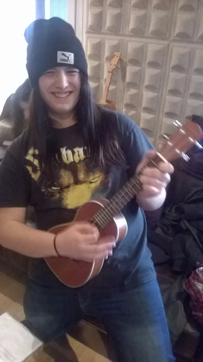 DreamsofAgony's tweet photo. nuestro bajista @BranDeOz en el tiempo de descanso de la grabacion
#bass #guitar #music #dreamsofagony #symphonicmetal #music #femalemetal https://t.co/XfiUZ7DvO2