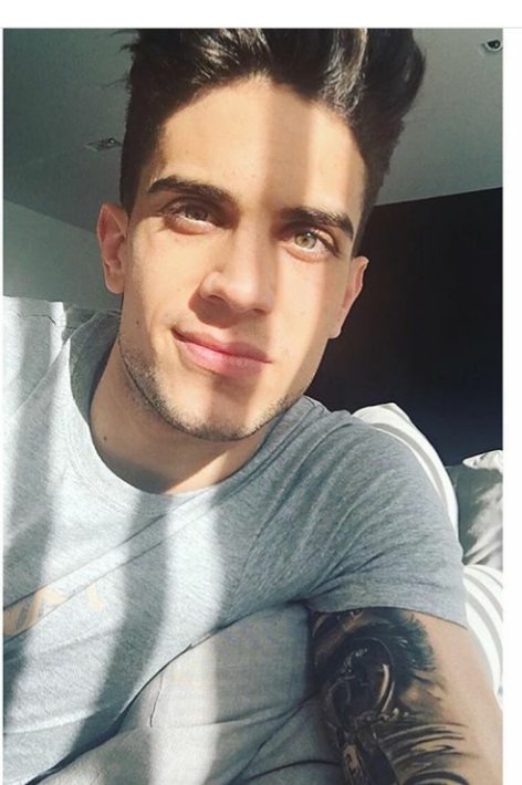 ChosenOttos's tweet photo. I want to meet this man! Will you help me find him? I wanna gift him my gloves! Help me with RT + hashtag #OttosLoveBVB 
#BVBASM https://t.co/JK2JRcJlAD