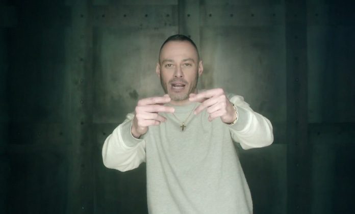 Musicanidi's tweet photo. Tuttingara a sdoganare @FabriFibra ora ah?Buongiorno mummie!#zittosoldatohosolodato #fumounacannavacciuolo https://t.co/e0mAttX0Hj #fenomeno https://t.co/Uroi15PaaU