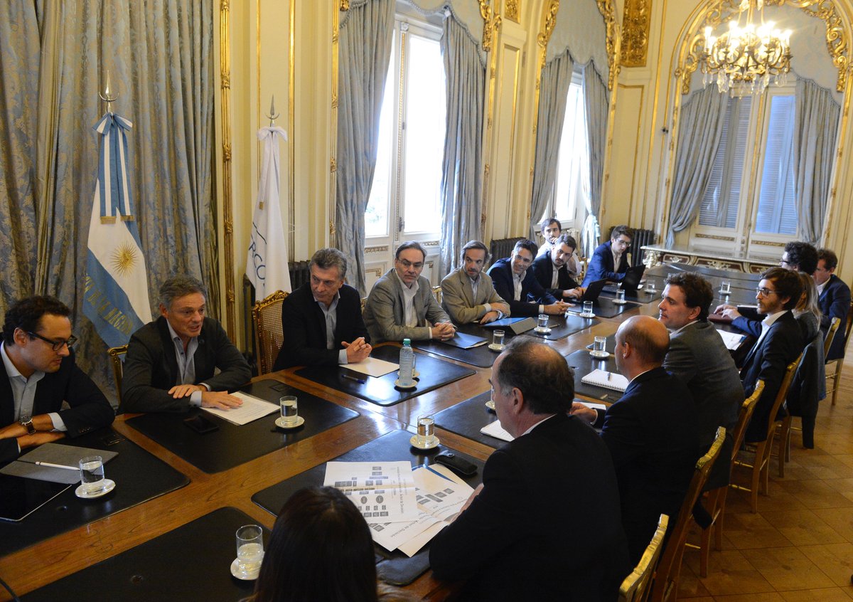 mauriciomacri's tweet photo. Reunión de seguimiento de gestión con el equipo del Ministerio de Producción https://t.co/ZbE5QPH2Se