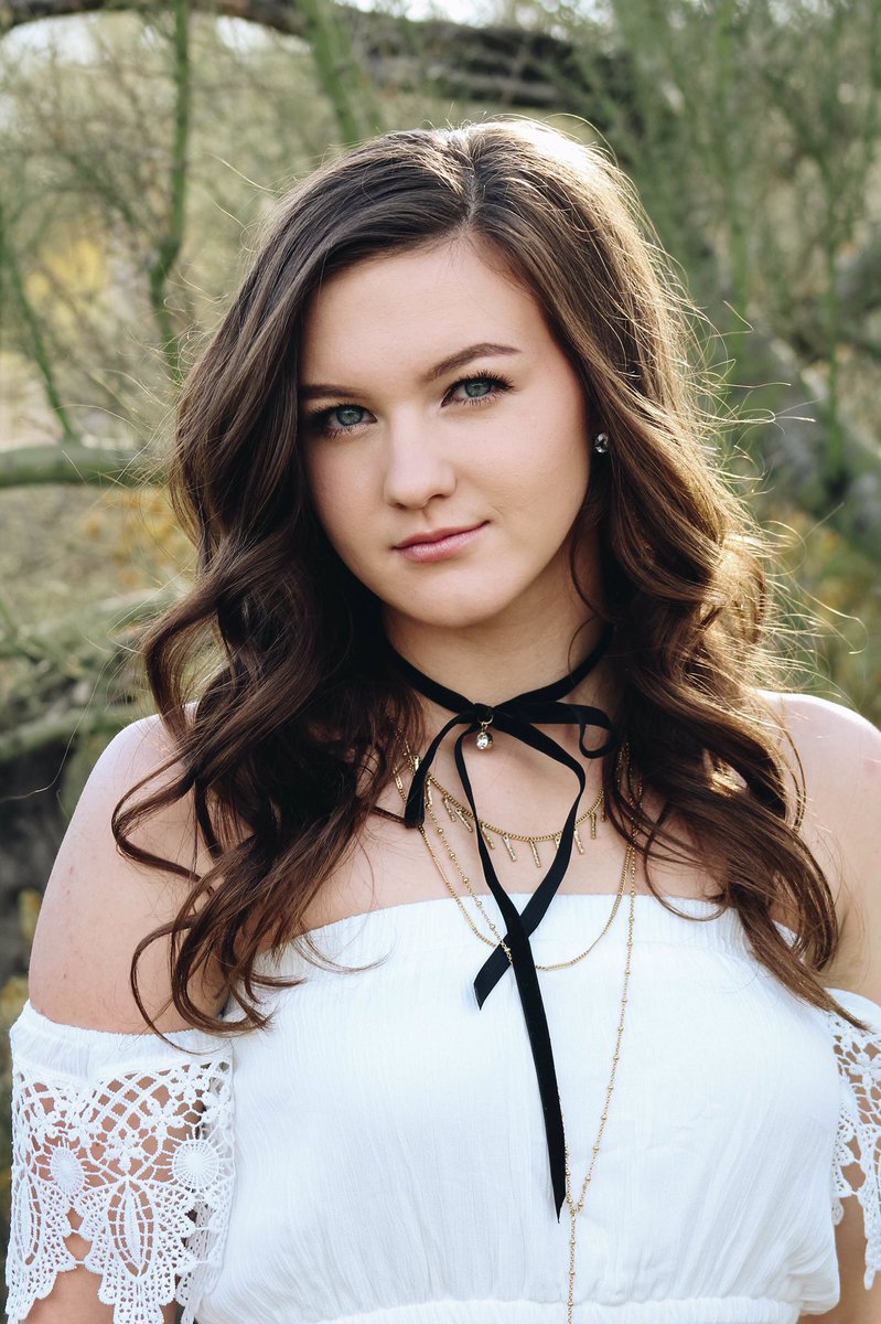 natalie_dinch's tweet photo. just senior things 🎓 https://t.co/WbpqeT7E9d