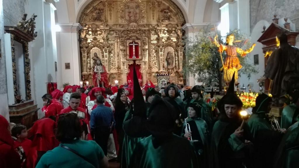 Emotividad y silencio en el recorrido del Ecce Homo por las calles de Nava del Rey #Valladolid
