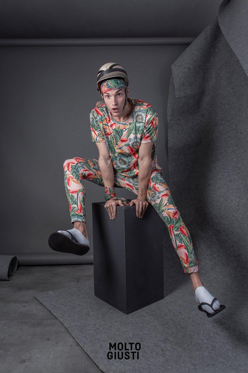 MoltoGiusti's tweet image. El #MoltoModel #MartinFerrari con pañuelo, T-shirt over sice y babucha slim fit estampado en motivo #nativeforest #MoltoResor 2017