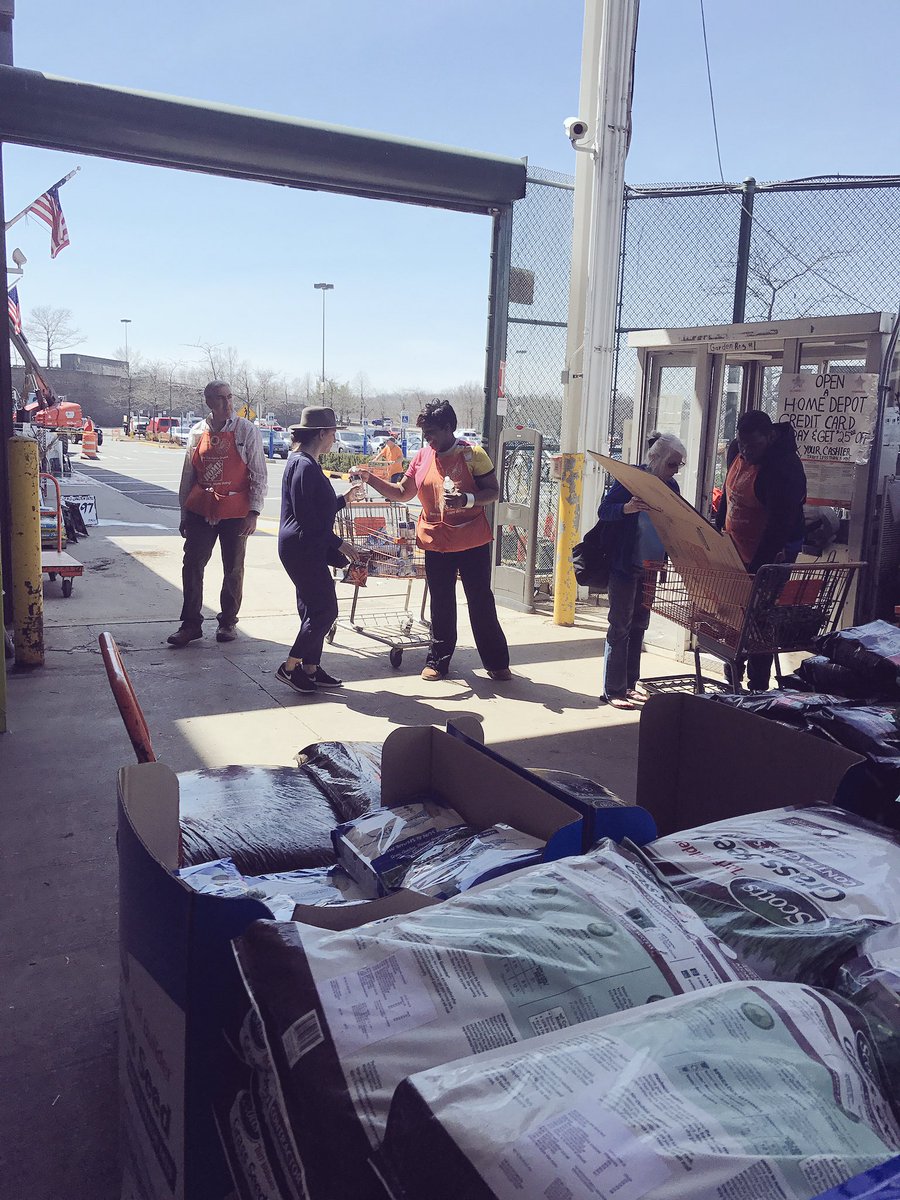 DH Valencia providing water to our customers and associates today with Great engagement. Glad to have you on team 1217.