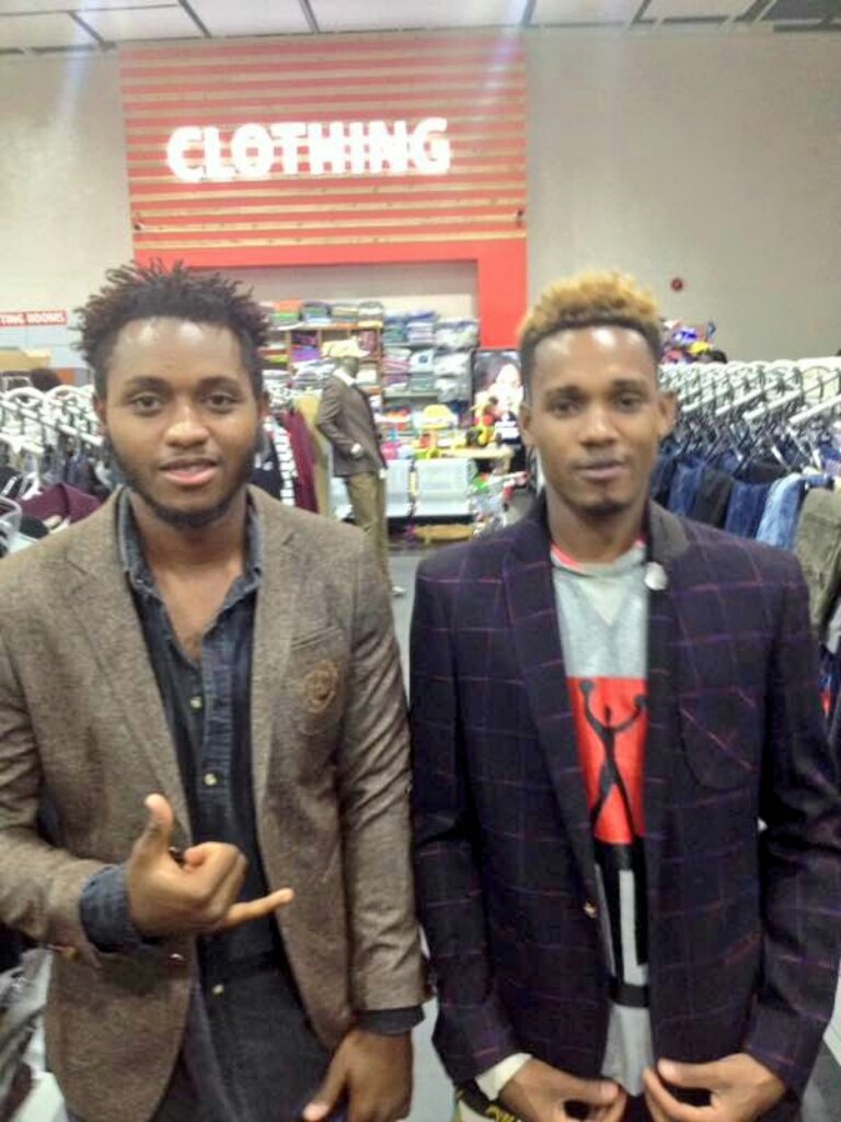 1smus's tweet photo. Ex wangu ameupdate status yake aty"wote NLIKUWA  NAO MUENDE MKAPIMWE"
Mm sai nko apa kwa fundi wa nguo napimwa suti cjui harusi itakua lini😂 https://t.co/LOoVLxpC9G