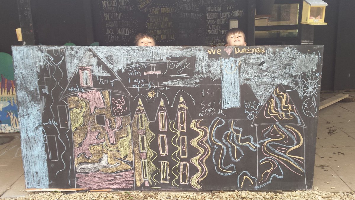 elaine_m_mcc's tweet image. Brilliant day @KelburnEstate great #williewonka experience and loved the colour the castle #chalkrules