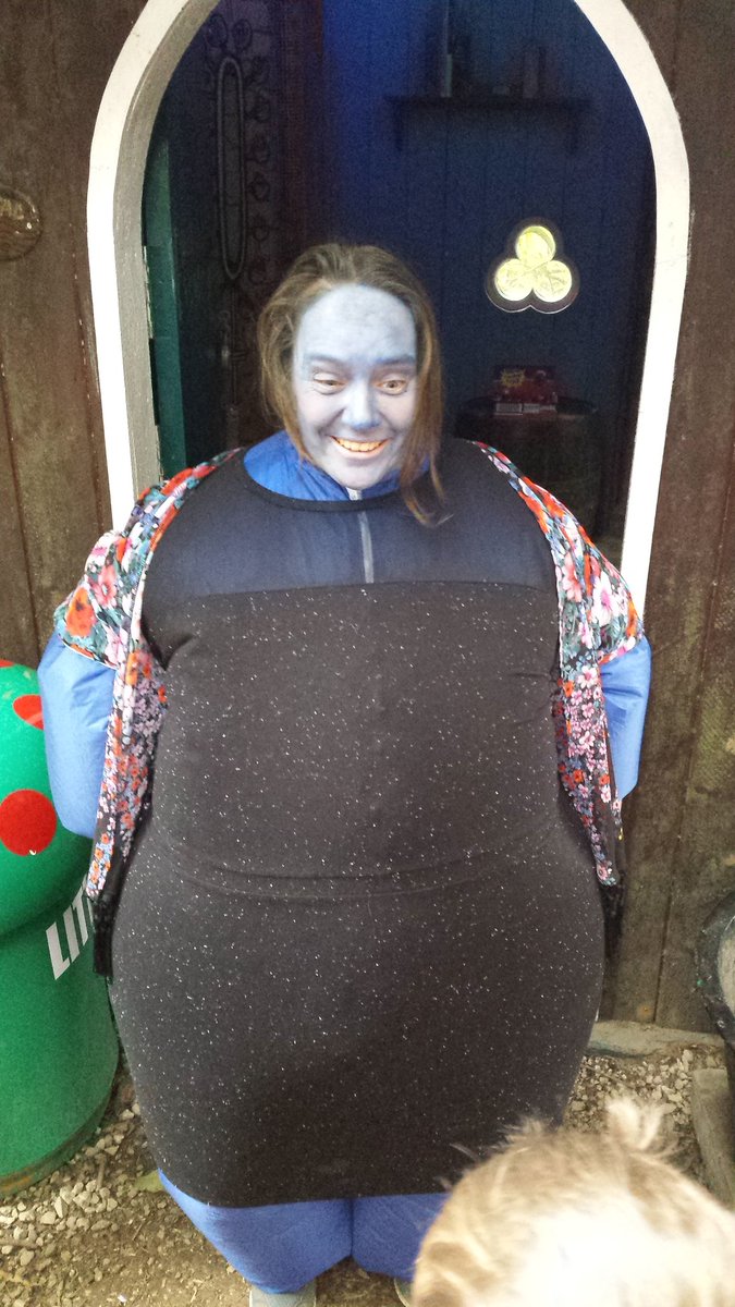 elaine_m_mcc's tweet image. Brilliant day @KelburnEstate great #williewonka experience and loved the colour the castle #chalkrules