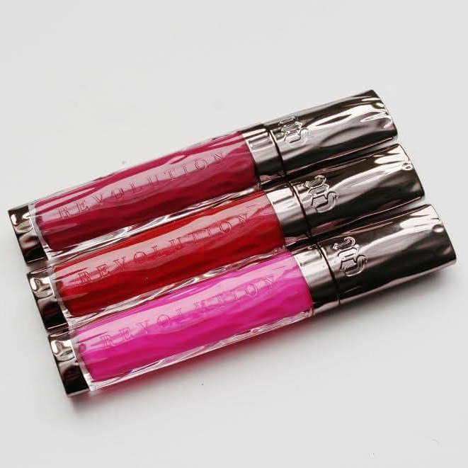 makeup_stores's tweet image. Fascinante el Revolution High-Color Lipgloss de @UrbanDecay #gloss #blogmakeup #belleza #maquillaje #FelizMartes
