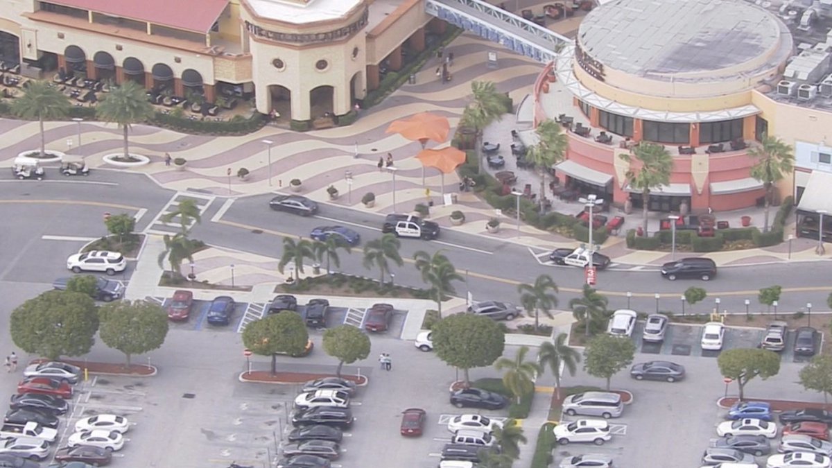 Man arrested after grabbing girl's buttocks at Dolphin Mall bit.ly/2omX0Qg https://t.co/ljL5J8Q3mO