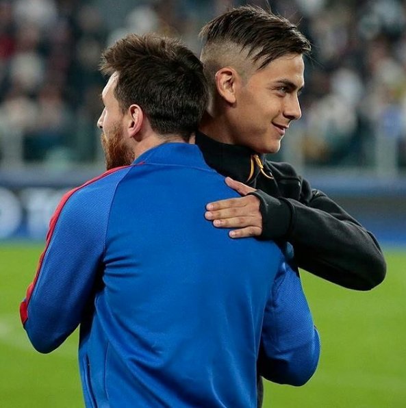 Ellos dos juntos y damos la vuelta en Rusia.