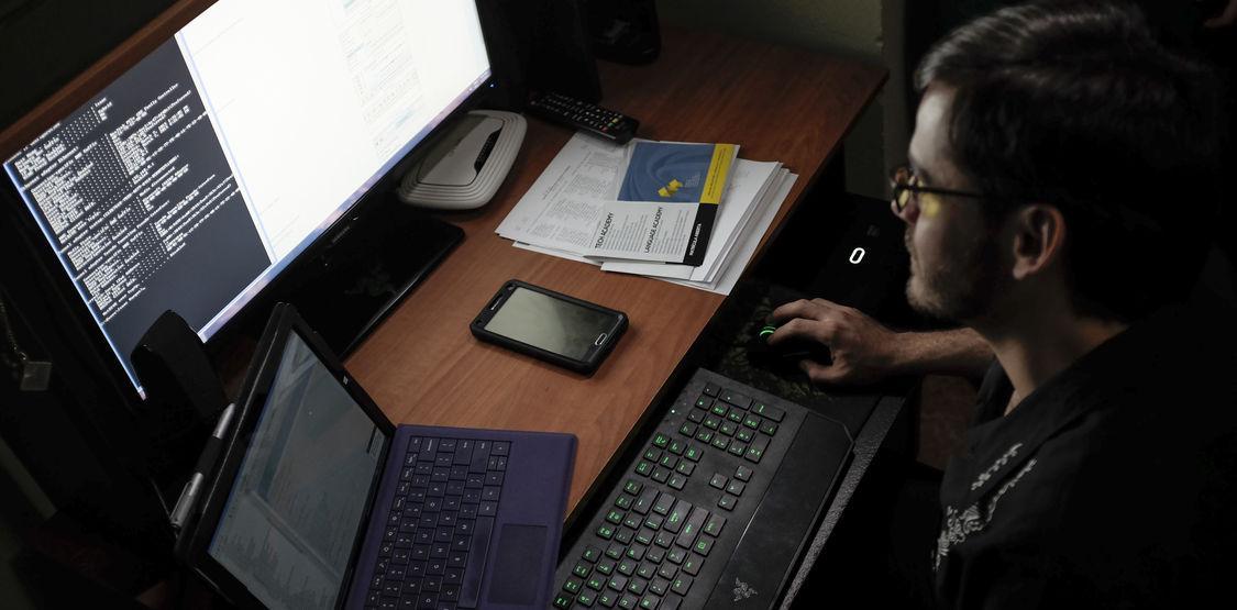 nacion's tweet photo. Teletrabajadores se ahorrarían ¢300.000 anuales y 60 horas mensuales en desplazamientos https://t.co/NZ8gitpsSd https://t.co/tiGWi4oNwX