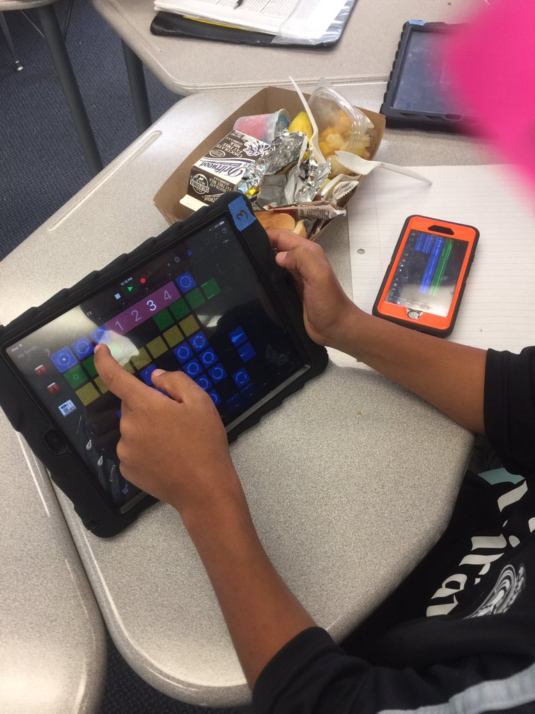 ms_woz's tweet photo. Ss choosing to eat lunch with me to teach me how to use #garageband app for a future project. @hillsidesteam #hmsteam #svtchat https://t.co/keHQtbbrNg