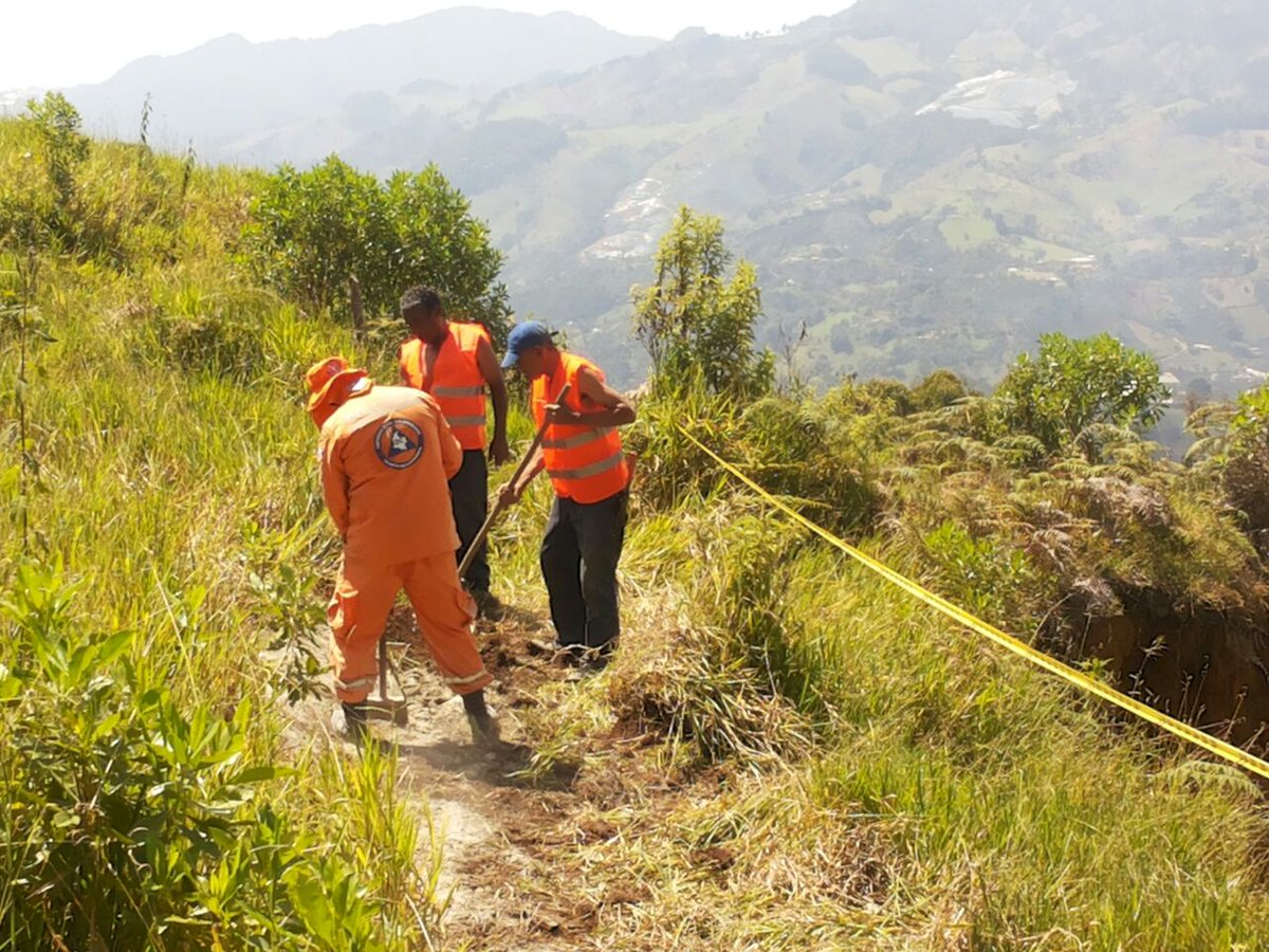 DagranAntioquia's tweet photo. #GestiónDelRiesgo en el Mpio. de Jericó el CMGRD,, @DefensaCivilCo y la comunidad, continúan las obras de mitigación en sector los Aguacates https://t.co/nS2gfp9jzJ