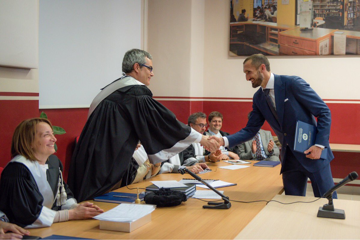 Juve_France's tweet image. Giorgio Chiellini en une semaine :

Maîtrise en business, diplome par l'université de Turin
Buteur contre le Barça

La tête et les pieds