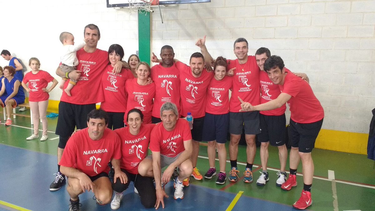 FNBaloncesto's tweet photo. #PlanetaMini17 Por unos instantes los papeles se han cambiado con la #MaxiCopa. Los padres han jugado bajo los ánimos de los hijos. https://t.co/gwfb9XHGUL