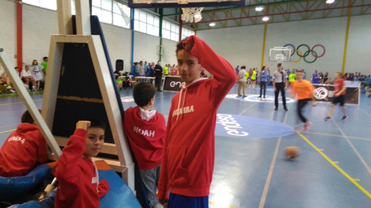 FNBaloncesto's tweet photo. #PlanetaMini17 Por unos instantes los papeles se han cambiado con la #MaxiCopa. Los padres han jugado bajo los ánimos de los hijos. https://t.co/gwfb9XHGUL