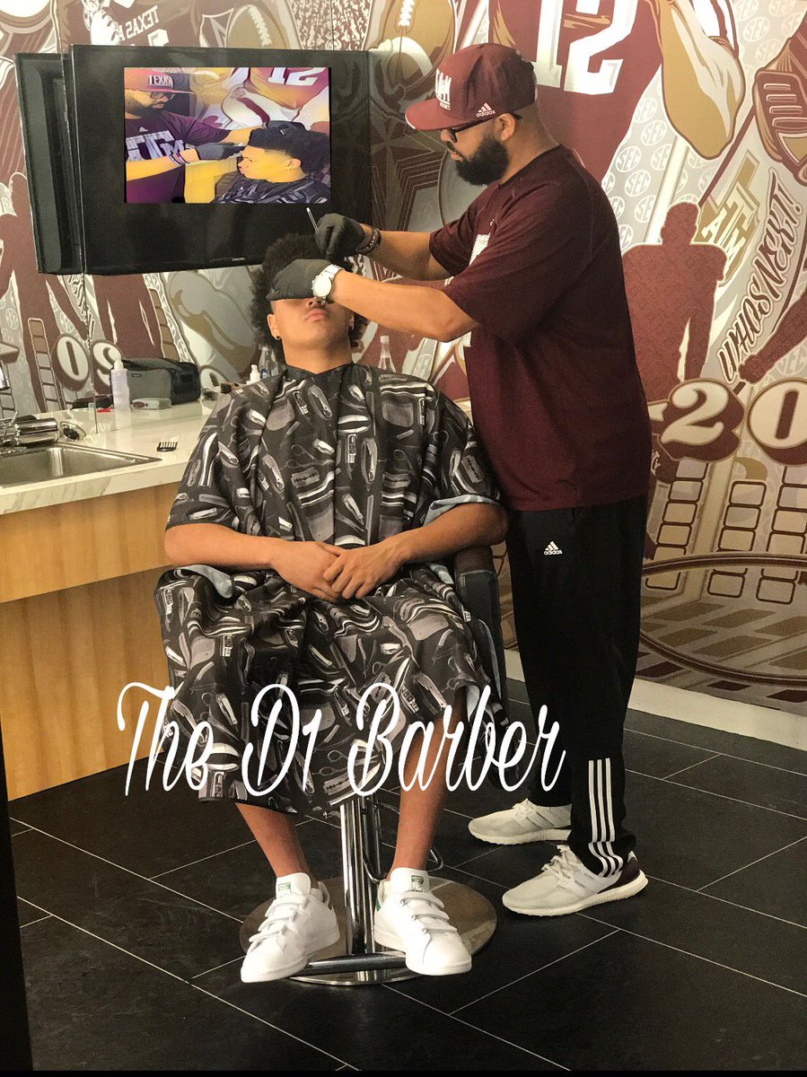 D1Dad19's tweet photo. 💈In the Texas A&M locker room giving @TheAntHines_Era a touch up before the spring game #GigEm 👍🏽#PlanoBarber https://t.co/hhNp5SwEHj