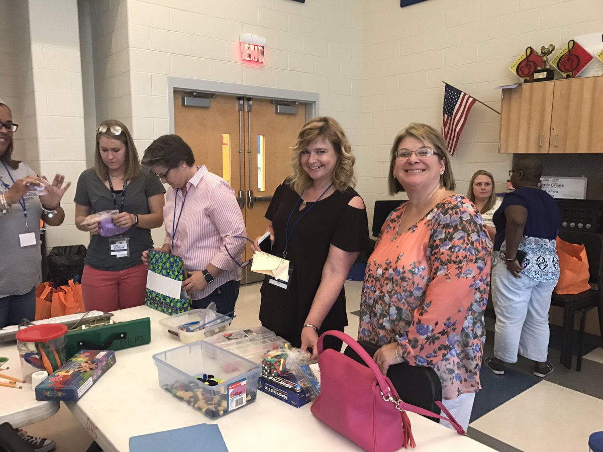 marymurrian's tweet photo. Hands-on low & high tech learning. #CSDDiveDeep #chatdhs https://t.co/TnBWORuyos