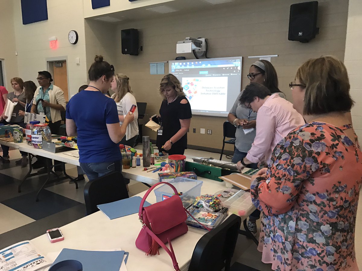 marymurrian's tweet photo. Hands-on low & high tech learning. #CSDDiveDeep #chatdhs https://t.co/TnBWORuyos
