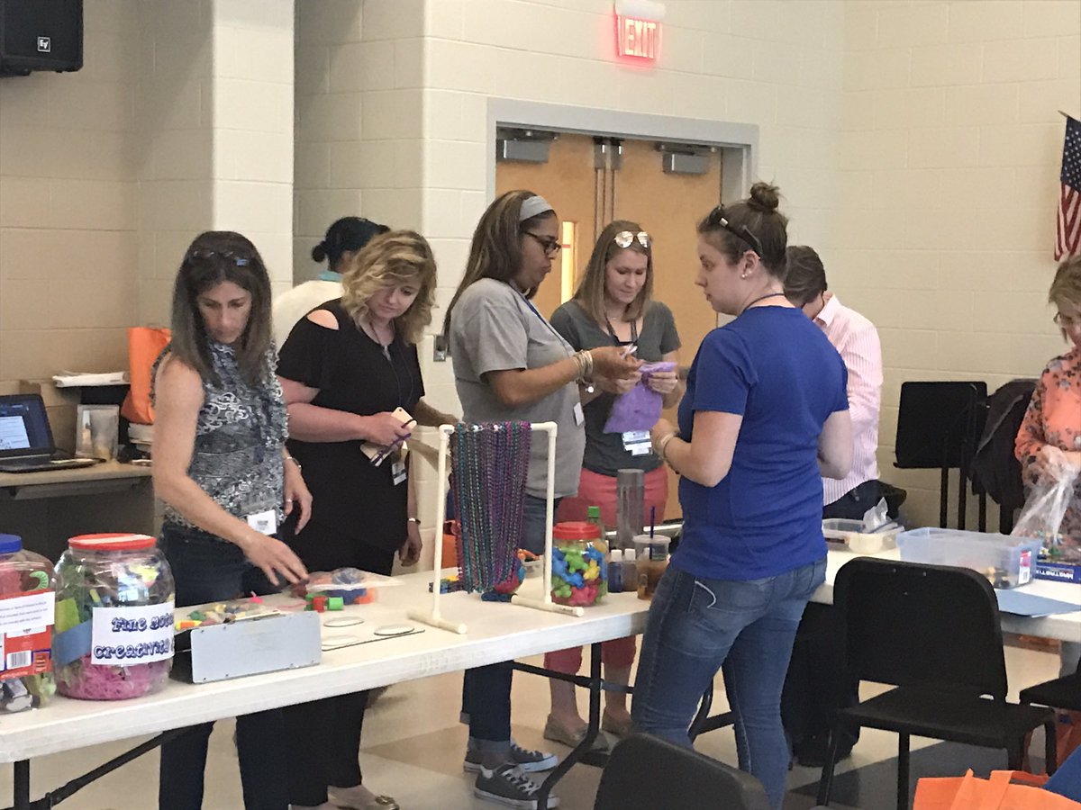 marymurrian's tweet photo. Hands-on low & high tech learning. #CSDDiveDeep #chatdhs https://t.co/TnBWORuyos