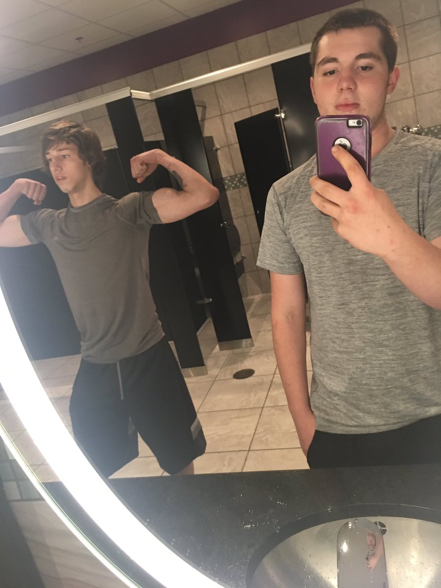 Be80239757Berry's tweet photo. Post up at the gym https://t.co/sefTgn0hFr