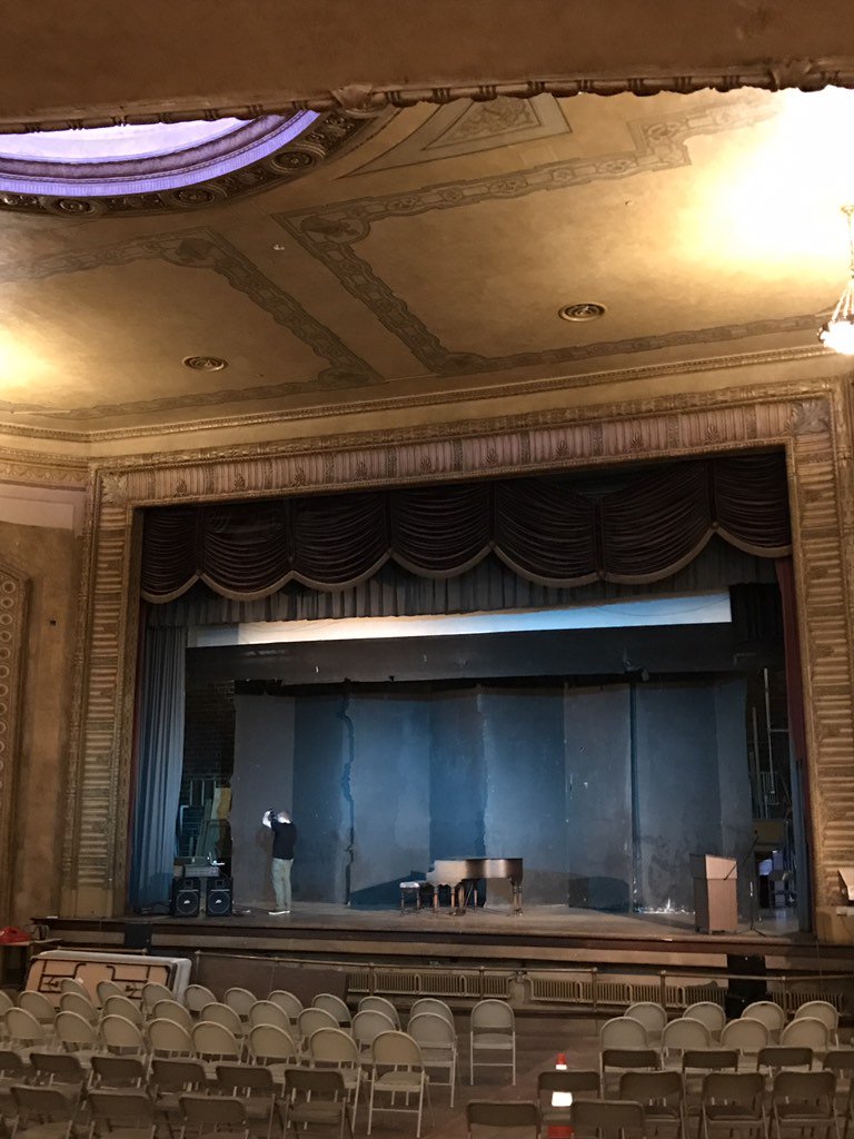 MHernandezSax's tweet photo. Coolest venue of the tour! Hollywood Theater c. 1926 ! https://t.co/wX75ujNETh